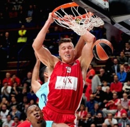 Kaleb Tarczewski, tres años más en el Armani Milán