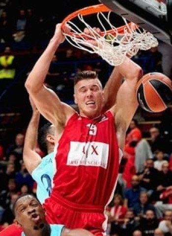 Kaleb Tarczewski, tres años más en el Armani Milán