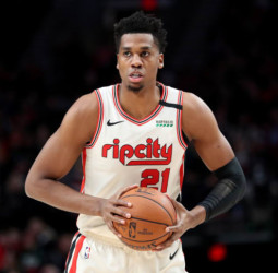 Hassan Whiteside ficha por los Sacramento Kings