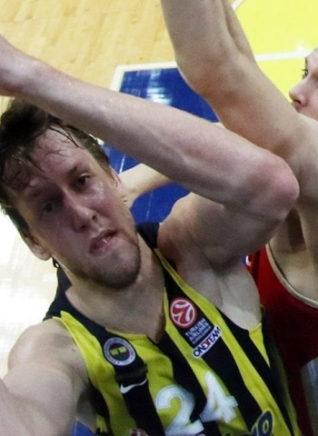 Alarma en el Fenerbahce, pierde en el peor momento a Vesely