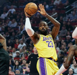 LeBron se desquita en Oregon, 110-102