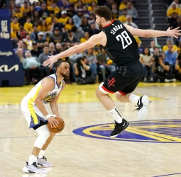 Curry coge el mando para adelantar de nuevo a los Warriors, 93-104 [1-2]