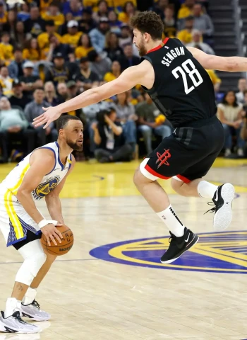 Curry coge el mando para adelantar de nuevo a los Warriors, 93-104 [1-2]