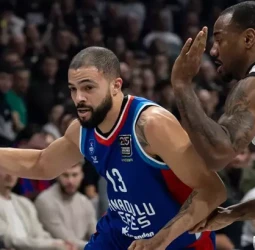 Anadolu Efes da un gran paso hacia la postemporada, 65-97