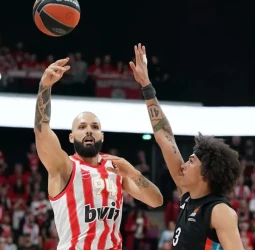 Olympiacos toma su revancha en París y se consolida en la cima, 73-90