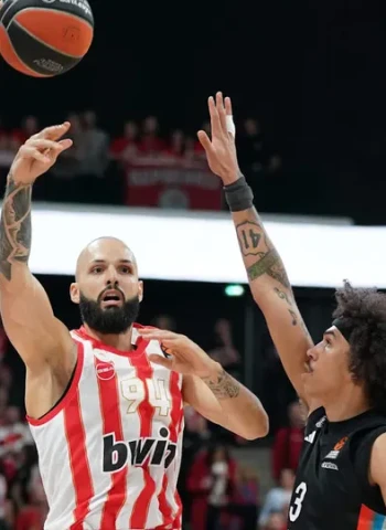 Olympiacos toma su revancha en París y se consolida en la cima, 73-90