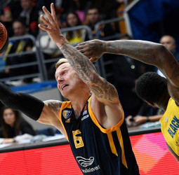 El Olympiacos y Valencia Basket sopesan fichar a Janis Timma