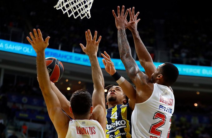 El Olympiacos acribilla a triples al Fenerbahce, 73-93