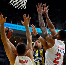 El Olympiacos acribilla a triples al Fenerbahce, 73-93