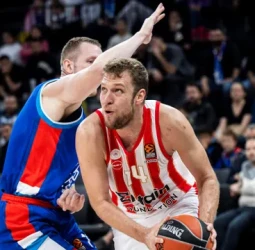 Anadolu Efes se impone ante Olympiacos, 91-89