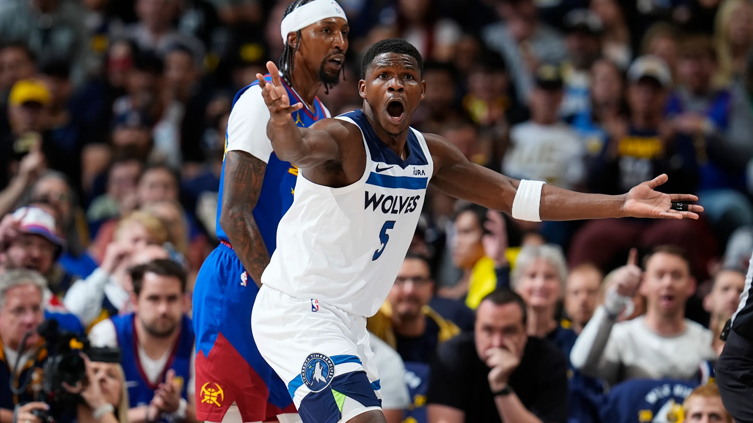 Los Timberwolves devoran al campeón en el inicio de la serie, 99-106 [0-1]