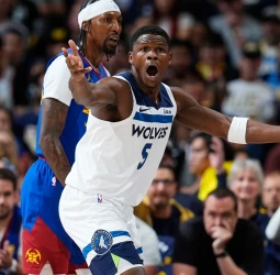 Los Timberwolves devoran al campeón en el inicio de la serie, 99-106 [0-1]