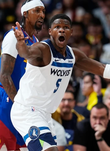 Los Timberwolves devoran al campeón en el inicio de la serie, 99-106 [0-1]