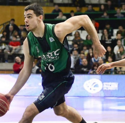 Victoria plácida de la penya contra el equipo colegial, con gran actuación de Abalde (75-58)