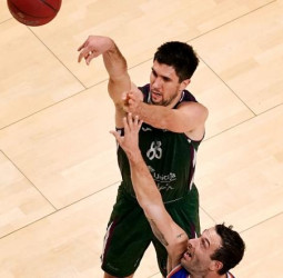 El Unicaja arrolla al Mornar Bar desde el perímetro (98-72)