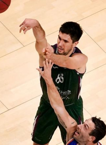 El Unicaja arrolla al Mornar Bar desde el perímetro (98-72)