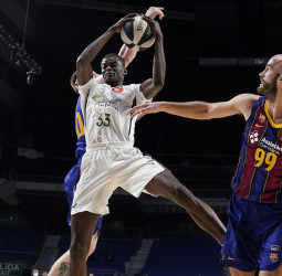 El Barça apaga en la prórroga la rebelión del Unicaja y Brizuela (103-93)