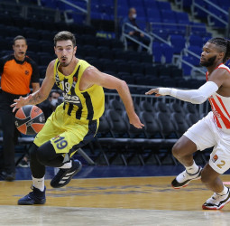 El Fenerbahce, superior al Estrella Roja (77-63)