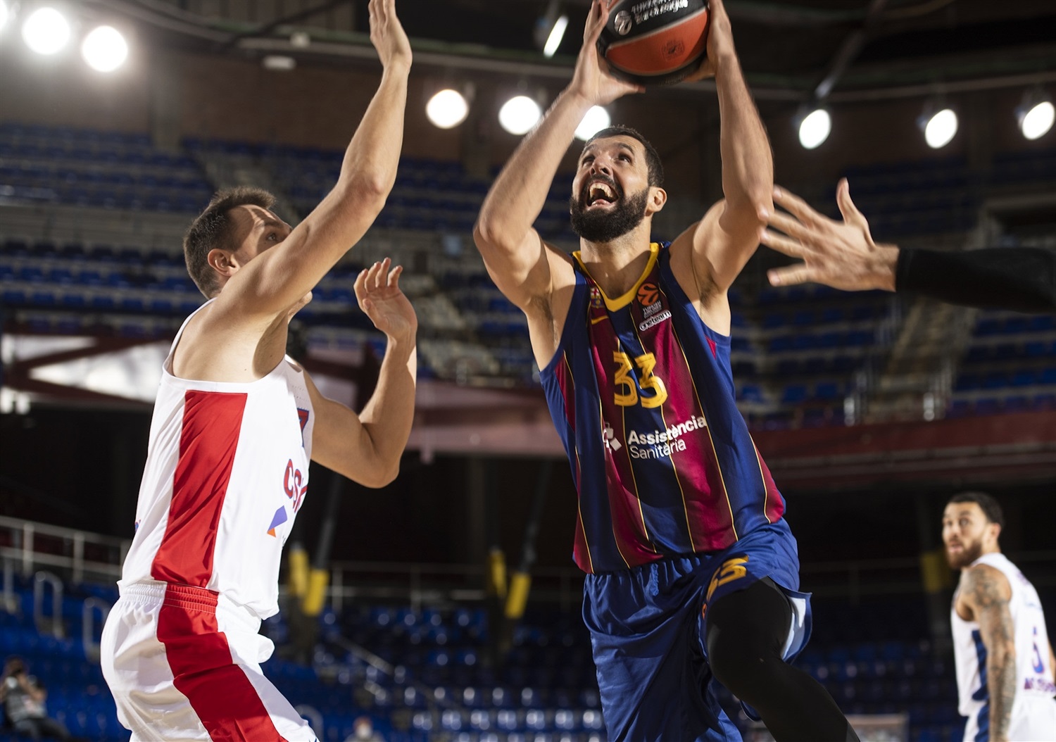El Barcelona vence al CSKA Moscú al ritmo de Davies, Mirotic y Abrines (76-66)