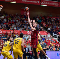 Simon Birgander, buscando superar a James Augustine