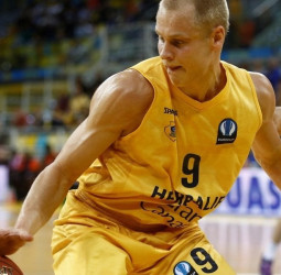 El Herbalife Gran Canaria conquista la casa del campeón polaco (82-93)