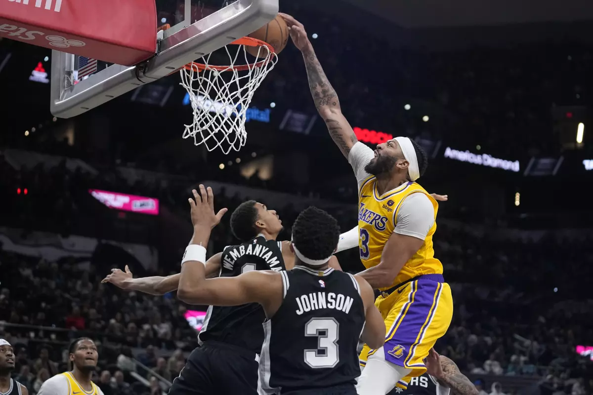 Los Lakers superan a duras penas a unos Spurs con récord negativo de derrotas