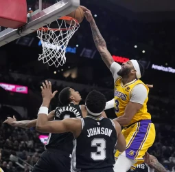 Los Lakers superan a duras penas a unos Spurs con récord negativo de derrotas