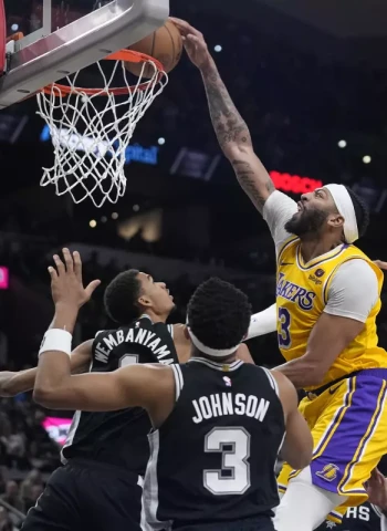 Los Lakers superan a duras penas a unos Spurs con récord negativo de derrotas