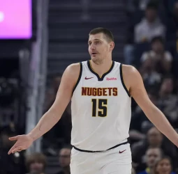 Los Warriors nada pueden hacer ante un Jokic imperial