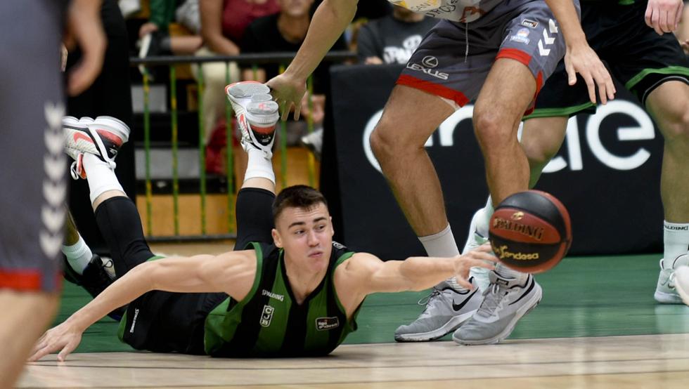 San Pablo Burgos suma su tercera victoria mientras que el Joventut sigue sin conocerla. Gran partido de Clark (74-82)