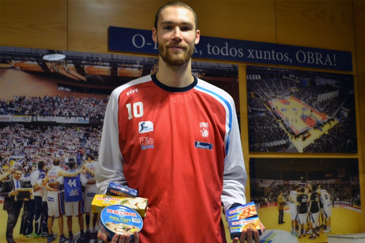 Alec Brown y Pescamar suman una gran pequeña contribución con el Banco de Alimentos pontevedrés
