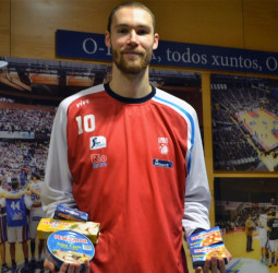 Alec Brown y Pescamar suman una gran pequeña contribución con el Banco de Alimentos pontevedrés