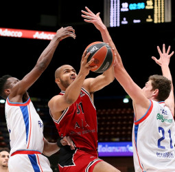El Armani Milán supera al Anadolu Efes y termina cabeza de serie (98-75)