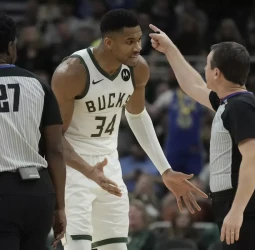 Los Bucks ganan con mucho sufrimiento tras la expulsión de Antetokounmpo