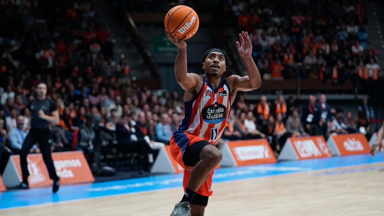 El Leyma Coruña arrolla y pretende que su cancha sea un fortín, 110-86