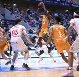 Tyson Pérez domina la zona para sacar al Betis del descenso (67-82)
