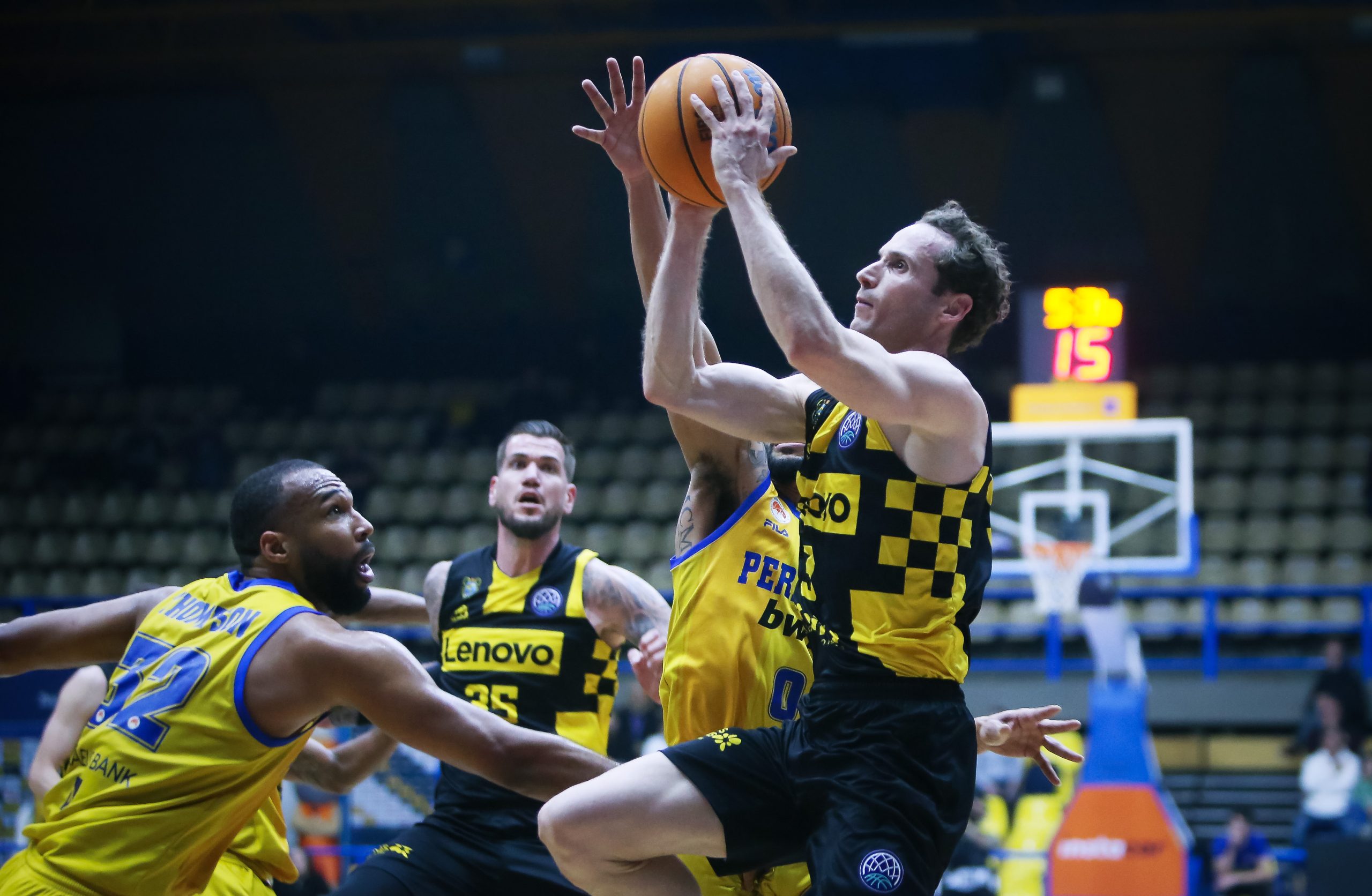 El Lenovo Tenerife cae en Atenas, pero pasa a cuartos como primero de grupo, 90-82