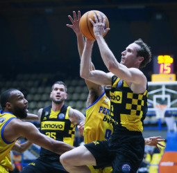 El Lenovo Tenerife cae en Atenas, pero pasa a cuartos como primero de grupo, 90-82
