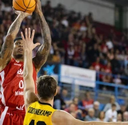 El Baxi Manresa fuerza el tercero, 85-83