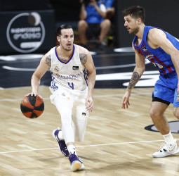 Real Madrid despierta a tiempo contra el Barça (83-88). Llull y Poirier claves