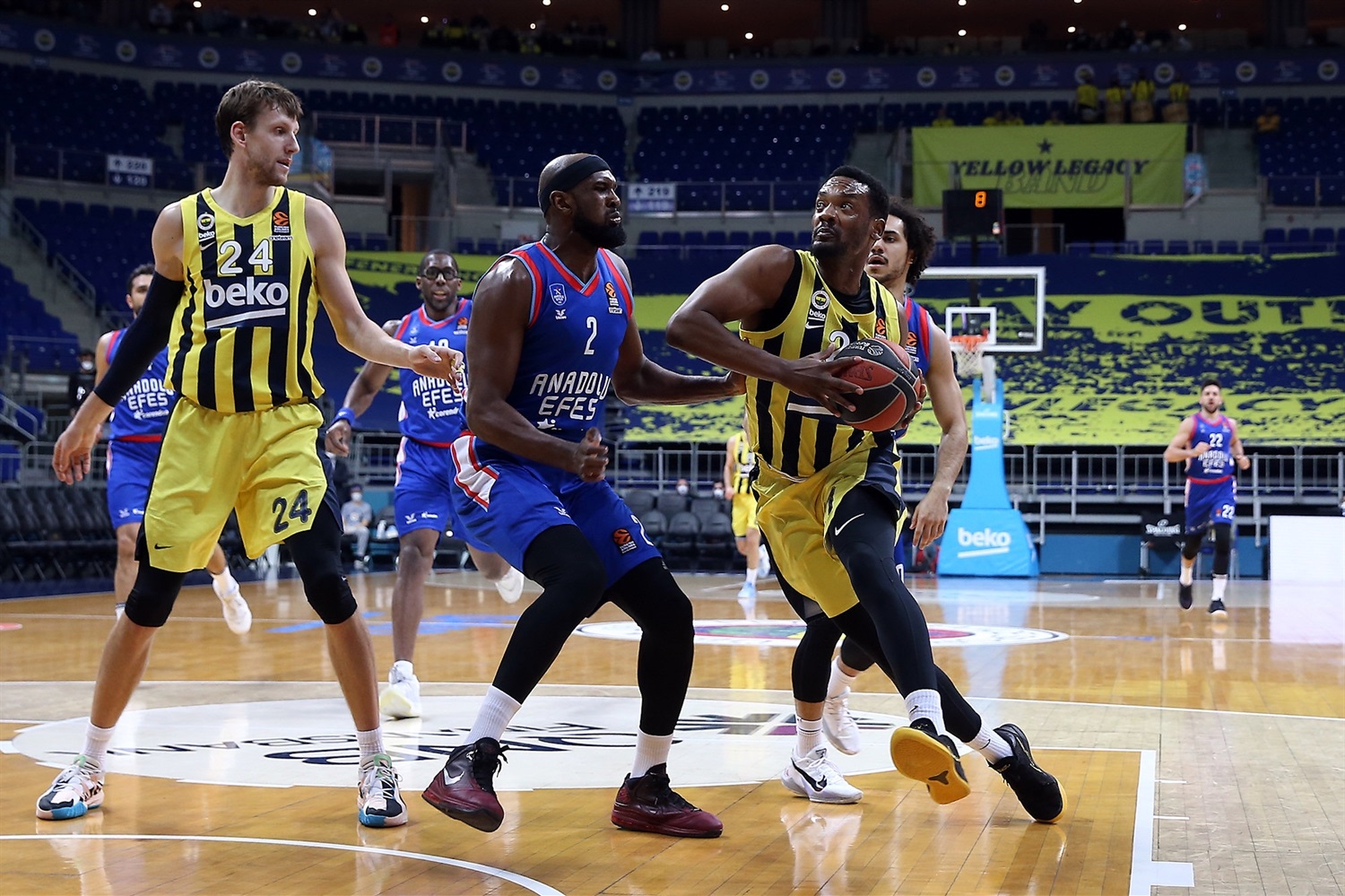 El Fenerbahce recibe al Efes en el derbi de Estambul