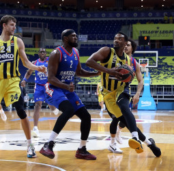 El Fenerbahce recibe al Efes en el derbi de Estambul