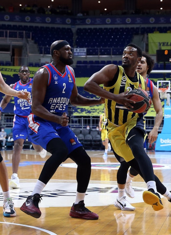 El Fenerbahce recibe al Efes en el derbi de Estambul