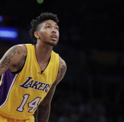 Ingram decide el Lakers-Sixers con un triple