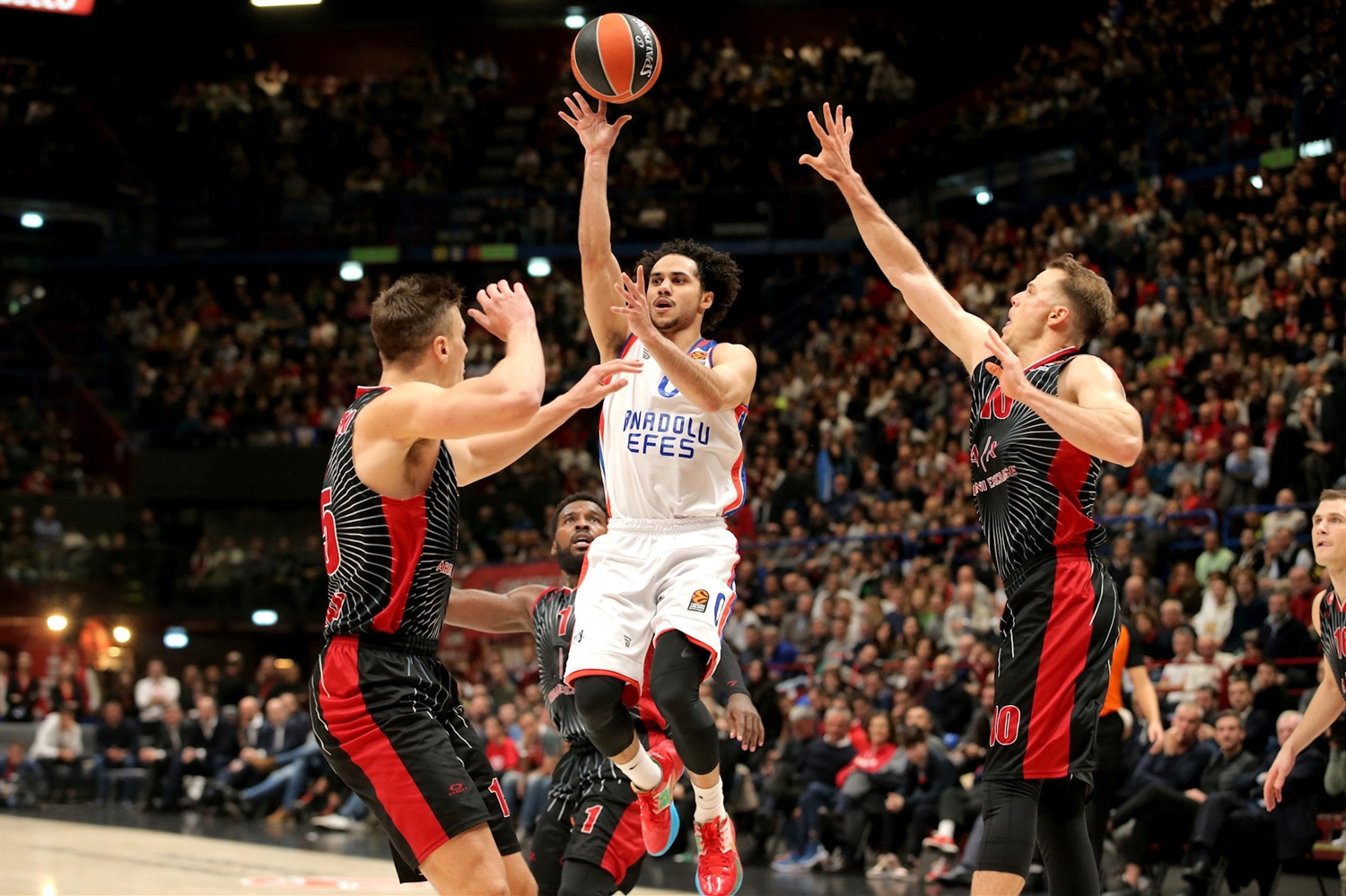 El Armani Milán sufre el gran nivel del Anadolu Efes (76-81)