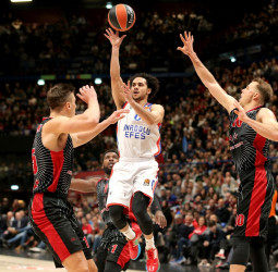 El Armani Milán sufre el gran nivel del Anadolu Efes (76-81)