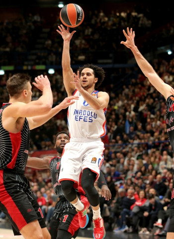 El Armani Milán sufre el gran nivel del Anadolu Efes (76-81)