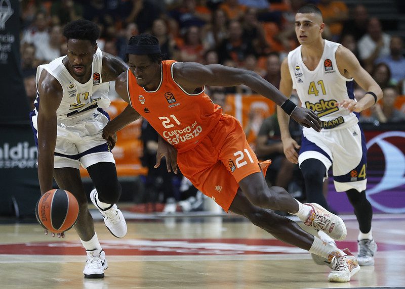 Valencia Basket tira de honor para ganar al Fenerbahçe (77-74)