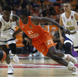 Valencia Basket tira de honor para ganar al Fenerbahçe (77-74)