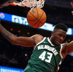 Thanasis Antetokounmpo renueva con los Milwaukee Bucks